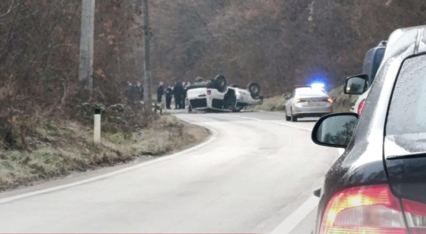 Tre zyrtarë policorë të lënduar pas vetaksidentit në Varagë të Zubin Potokut